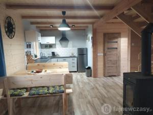 a kitchen with a bench in a room at Dom nad jeziorem Serwy in Serwy