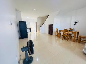 een keuken en eetkamer met een ventilator in een woonkamer bij Winlee house in Ban Phlu Yai