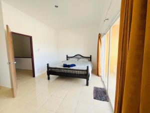 een slaapkamer met een bed in een kamer bij Winlee house in Ban Phlu Yai