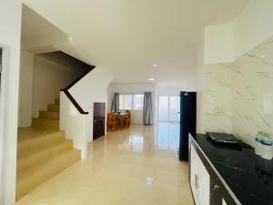 een woonkamer met een trap in een huis bij Winlee house in Ban Phlu Yai