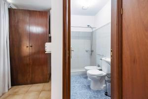 bagno con servizi igienici e porta in legno di MURÇAS 74 - STUDIO APARTMENTS a Funchal Altre 20 foto