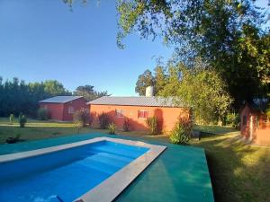 ein Garten mit Swimmingpool und ein Haus in der Unterkunft complejo parenzo in Camet