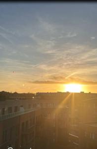 Solopgangen eller solnedgangen set fra lejligheden