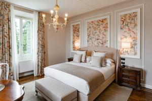 een slaapkamer met een groot bed en een kroonluchter bij Cappuccina Country Resort in San Gimignano +95 foto's