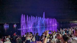 een menigte mensen die voor een fontein staan bij Brisa Apartment in Boergas +34 foto's