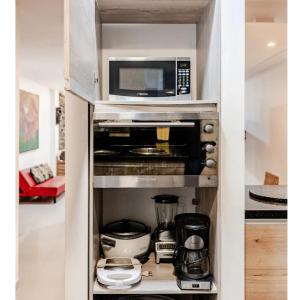 a microwave oven sitting on top of a kitchen at Casa con Piscina Privada Playas del Mar in Cartagena de Indias