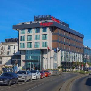 ein großes Gebäude, vor dem Autos parken in der Unterkunft Ramada by Wyndham Arnavutkoy in Istanbul