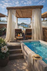 Swimmingpoolen hos eller tæt på Tango Studios