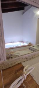 uno specchio con un fiocco su un pavimento di legno di Villa Polercia a Cupello