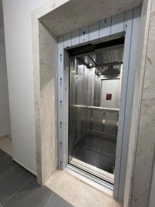 una camera con una porta di vetro in una parete di Sunrise Apartment Qerret a Kavajë Altre 23 foto