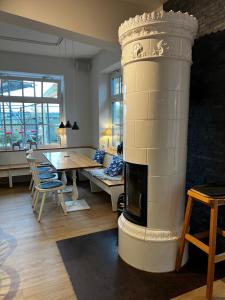 een woonkamer met open haard en een tafel bij Strandvilla Waldhaus in Boltenhagen