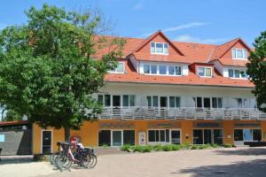 un edificio con biciclette parcheggiate di fronte di Bernsteinsee Hotel&Ferien a Sassenburg