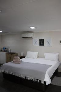 En eller flere senge i et værelse på Kudu Kottage