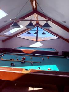 una camera con tavolo da biliardo di Hotel Draculaa Bran a Bran