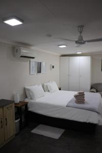 En eller flere senge i et værelse på Kudu Kottage