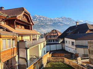 a group of buildings with mountains in the background at Frutigen 20 nach Interlaken in Frutigen