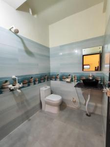 Et badeværelse på Sunrise Taj Mahal Hotel - A Luxury Stay