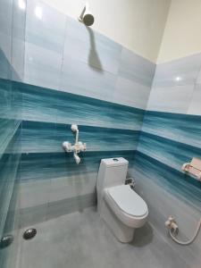 Et badeværelse på Sunrise Taj Mahal Hotel - A Luxury Stay