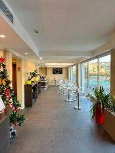 een restaurant met een kerstboom en tafels en stoelen bij Blu Hotel in Buccinasco