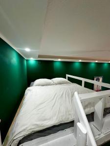 a bedroom with green walls and a large bed at Oxford Royal Apartment - Nähe Bahnhof in Bremen
