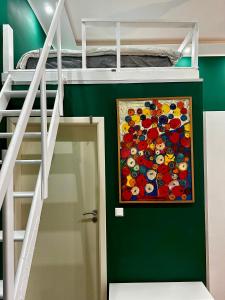 a room with a painting on the wall next to a bunk bed at Oxford Royal Apartment - Nähe Bahnhof in Bremen