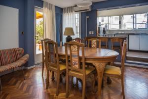 a dining room with a wooden table and chairs at Departamento hasta 7 personas en Recoleta in Buenos Aires