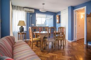 a dining room with a table and chairs at Departamento hasta 7 personas en Recoleta in Buenos Aires