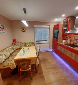 a living room with a table and a kitchen at Ferienwohnung ILSENHOF in Königsbrück