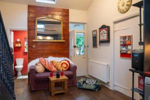 een woonkamer met een bank met eten erop bij Garden Cottage at Old Post Office in Bardon Mill