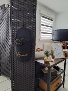 un muro nero con una borsa nera su una scrivania di Meublé 3 étoiles en centre-ville a Niederbronn-les-Bains