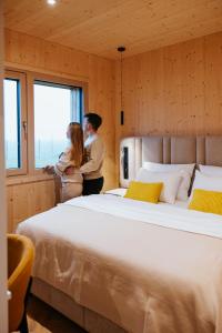 En eller flere senge i et værelse på Oaza Luxury Glamping Resort + 84 billeder