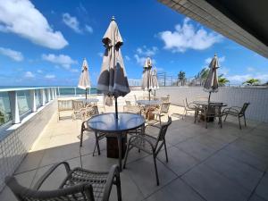 Ban công/sân hiên tại Flat à beira mar, charmoso e aconchegante