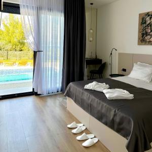 En eller flere senge i et værelse på White Villa, Brac