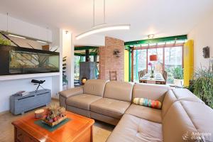 een woonkamer met een bank en een tafel bij Gite des étangs de Saint Bale in Vrigne-aux-Bois