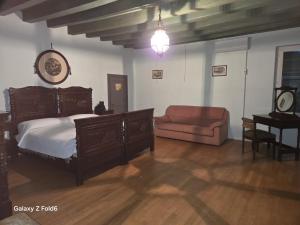 een slaapkamer met een bed, een stoel en een piano bij Villa Trigatti  +21 foto's