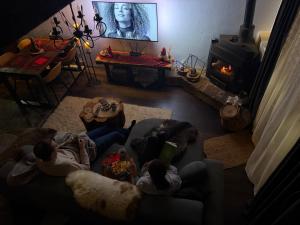 een groep mensen die op een bank voor een open haard zitten bij Къща за гости Mia Maria in Tutrakan