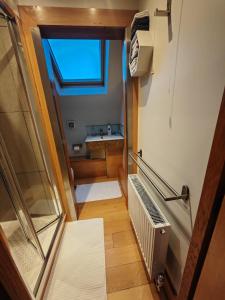 een eigen badkamer met wastafel bij Cambridge city centre immaculate 2 bed apartment in Cambridge +29 foto's