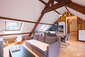 een woonkamer met een bank en een tafel bij Gite des étangs de Saint Bale in Vrigne-aux-Bois