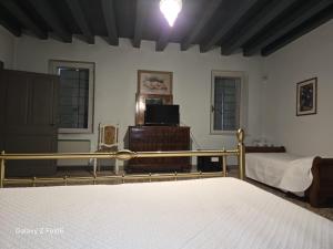 a bedroom with a bed and a tv in a room at Villa Trigatti in Galleriano