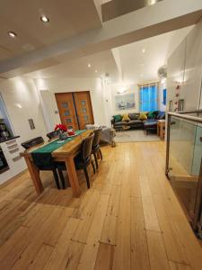 een grote woonkamer met een tafel en stoelen bij Cambridge city centre immaculate 2 bed apartment in Cambridge