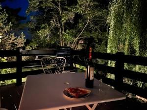 een fles wijn en een bord eten op tafel bij itzgrundperlchen in Untermerzbach