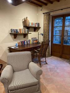 a living room with a desk and a couch and a chair at Casa al Vento in Talla