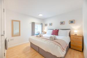 a bedroom with a large bed with two towels at 3 Bed in Waren Mill oc-gd1928 in Bamburgh +27 photos