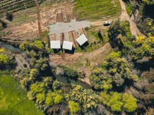 eine Luftaufnahme eines alten Hauses auf einem Hügel in der Unterkunft Tiny House Detrás del río in Colbún + 4 Fotos