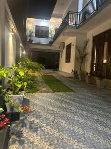 a courtyard of a house with plants and a walkway at Villa Princess & Apartment in Hikkaduwa
