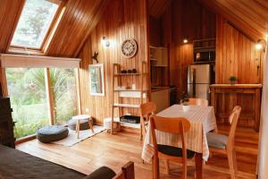 a kitchen and dining room with a table and chairs at Cabañas Punto Prana in Tandil