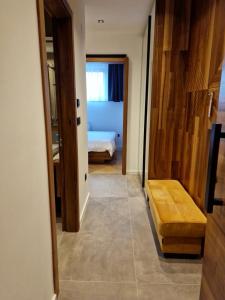 En eller flere senge i et værelse på Apartment IB Studio Aparthotel Poljice