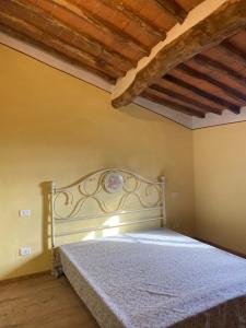 ein Schlafzimmer mit einem weißen Bett in einem Zimmer in der Unterkunft Rivolta home in Buti + 30 Fotos