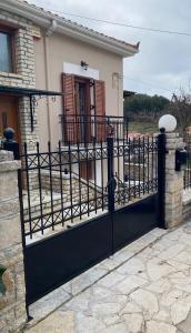 een zwarte poort voor een huis bij Alexandra in Kalavrita
