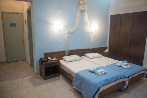 una camera da letto con un letto con asciugamani sopra di Antonios Hotel a Faliraki